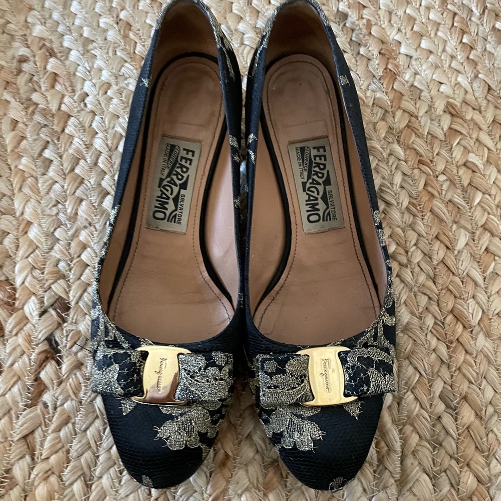 Salvatore Ferragamo Vara Bow Pumps in sz 7.5